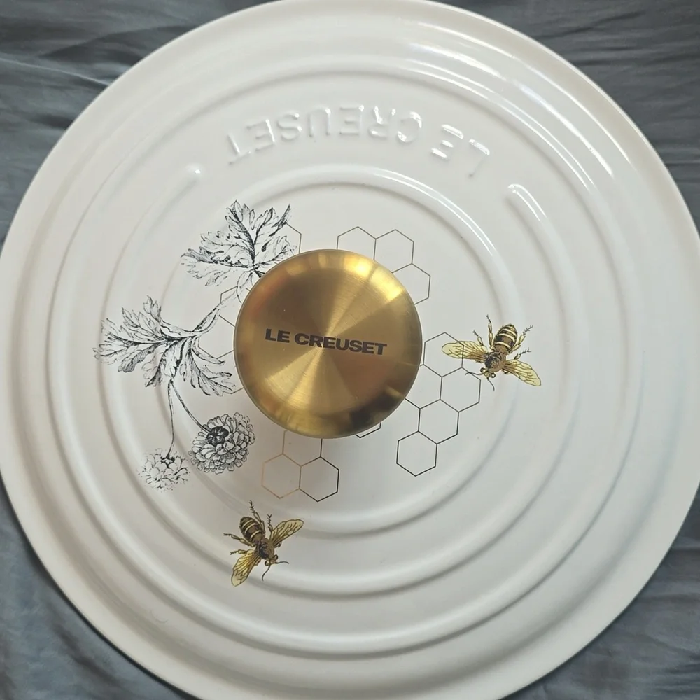NEW Le Creuset Enameled Cast Iron Round Oven, 4 1/2-Qt.Honeycomb,Retail $500.00